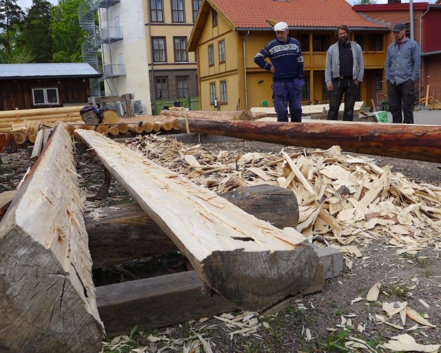 Ivar, Robert og Henning som var med denne veka og hogde og kløyvde. Foto: Siv K. Holmin